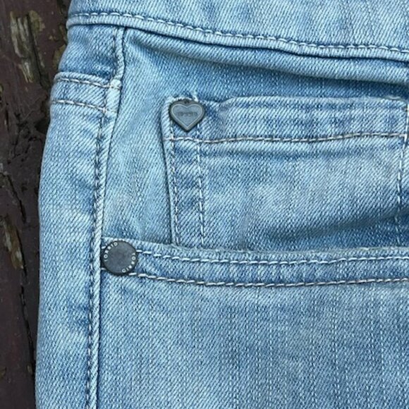 Torrid NWT Boyfriend Bermuda Denim Shorts Light Wash with Destruction Plus Sz 22 - Picture 5 of 16